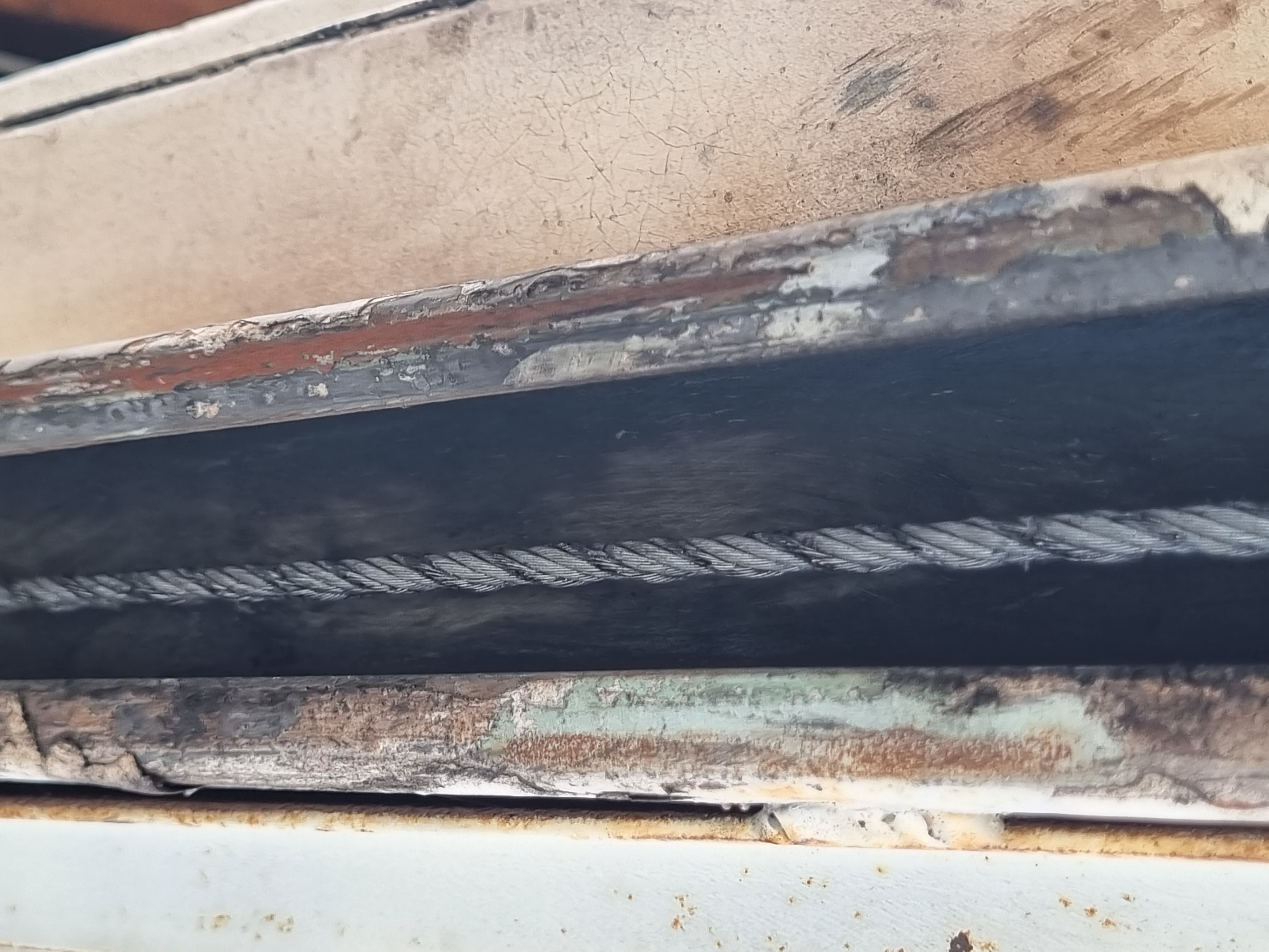 guia enferrujado e cabo de aço danificado portão basculante - risco quebra total SP