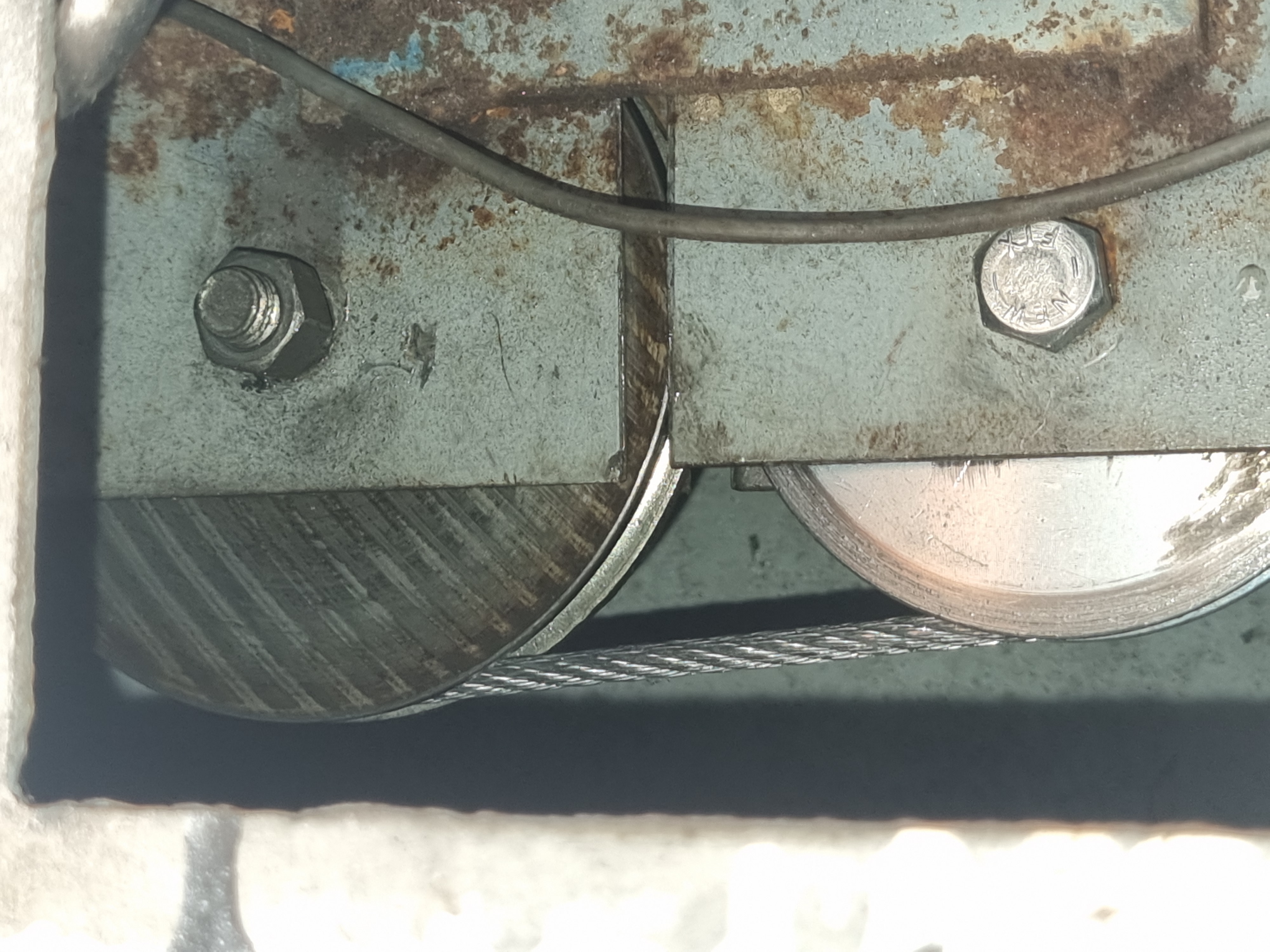 polias enferrujadas acelerando desgaste cabo de aço portão basculante - substituição urgente